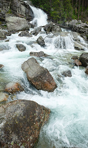大冷谷VelkaStudenadolina夏季风景的瀑布图片