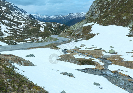 通往瑞士福卢拉山口的道路图片