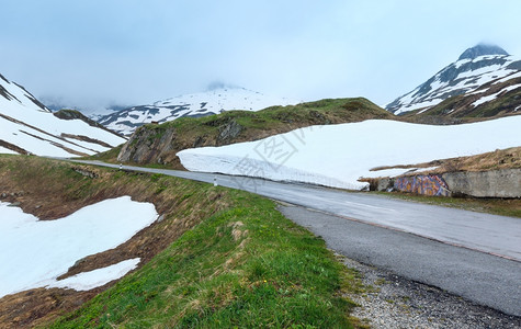 通往瑞士福卢拉山口的道路图片