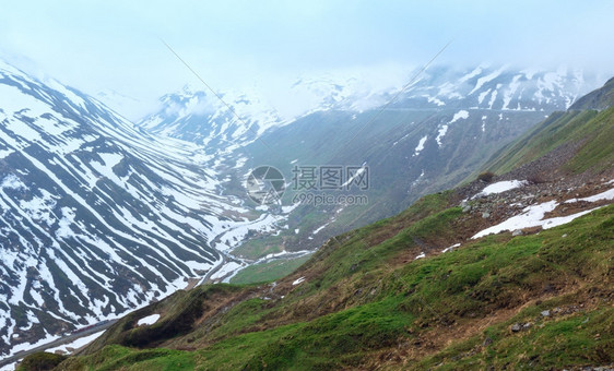 瑞士福卡山口的道路图片