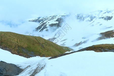夏季多云的山地景观瑞士福卡山背景图片