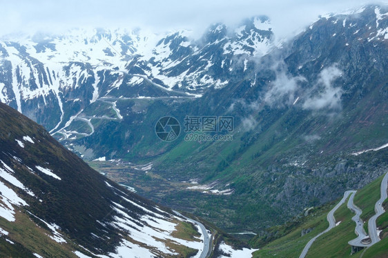 瑞士福卡山口的道路图片