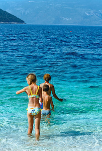 一家人在海里洗澡暑假希腊凯法隆尼亚海滩安提萨莫斯图片