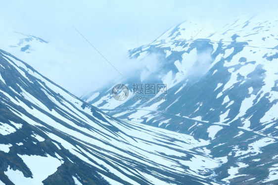 夏季多云的山地景观瑞士奥伯拉尔普山口图片