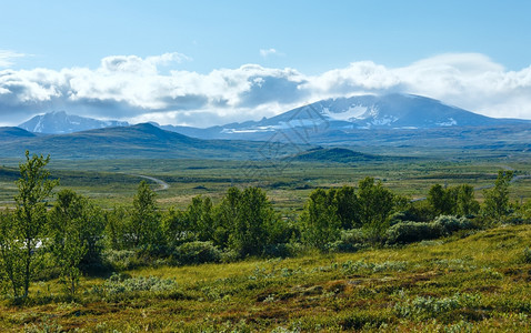 挪威北冰洋山苔原谷夏季风景图片