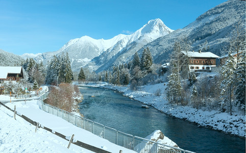 在莱赫河奥地利蒂罗尔的Haselgehr村冬季风景图片