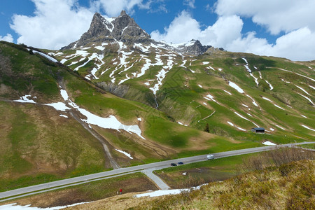 山夏季阳光明日山坡上有雪奥地利沃斯图片