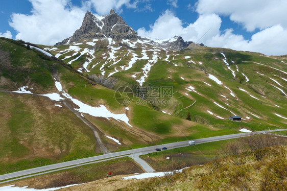 山夏季阳光明日山坡上有雪奥地利沃斯图片