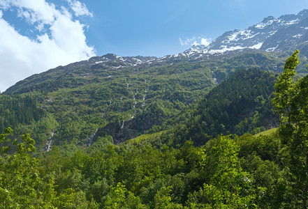 山顶有雪的夏季风景瑞士伯尔尼阿卑斯山图片
