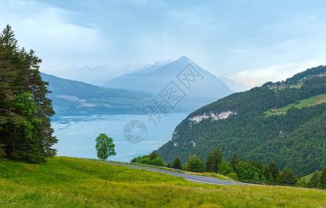 Brienz湖或Brienzersee晚云夏夜最佳视野瑞士伯尔尼图片