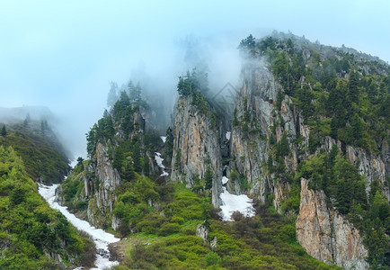 圣戈塔多山口或圣戈塔德山口夏季雾景瑞士图片