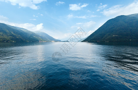 意大利阿尔卑斯山科莫湖夏季夜景图片