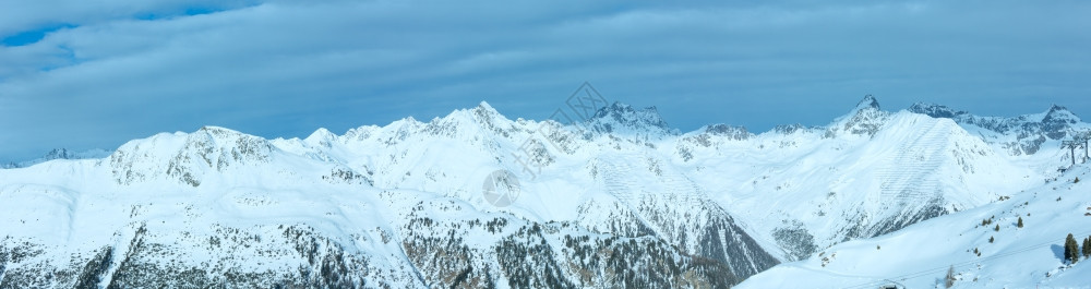 清晨冬日西尔弗雷塔阿尔卑斯山风景奥地利蒂罗尔西尔弗雷塔塞尔巴恩滑雪场全景图片