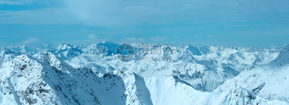 清晨冬日西尔弗雷塔阿尔卑斯山风景奥地利蒂罗尔西尔弗雷塔塞尔巴恩滑雪场全景图片