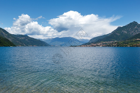 阿尔卑斯湖科莫夏季雾见意大利图片