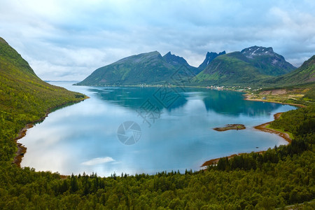 夏季阴云Ersfjord夜视挪威Senja图片