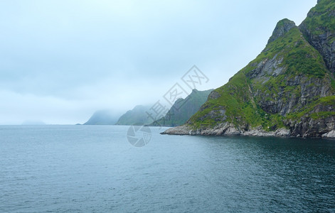 夏季多云海岸观察挪威Lofoten图片