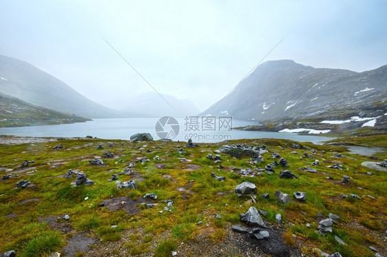 北挪威山泉苔原谷和小湖图片