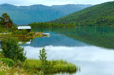 Ottafjord夏季云层海岸景观挪威图片