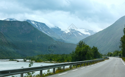 挪威的道路和山地貌图片