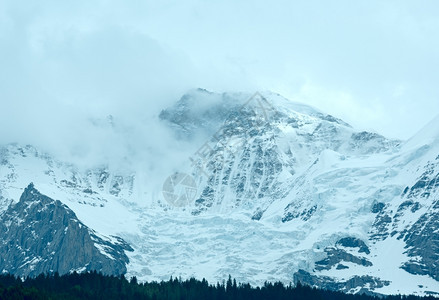 山顶岩石上雪的夏季山瑞士图片