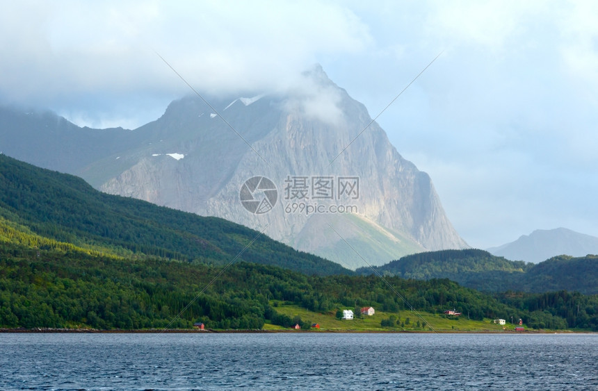 富尔德夏季月光阴云雾般的清晨风景沿岸有房屋挪威高清图片下载 正版图片 摄图网