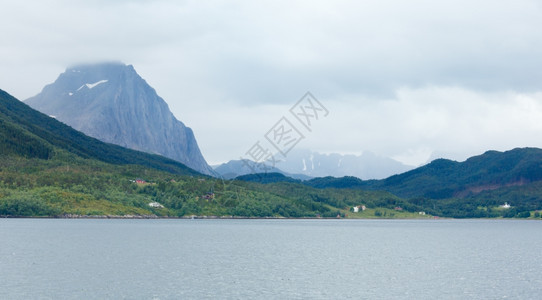Fjord夏季风云笼罩着沿岸的房屋挪威图片