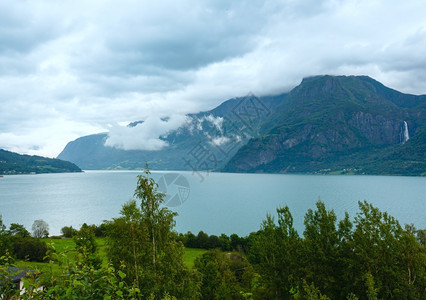 夏季多云山和峡湾景观挪威图片