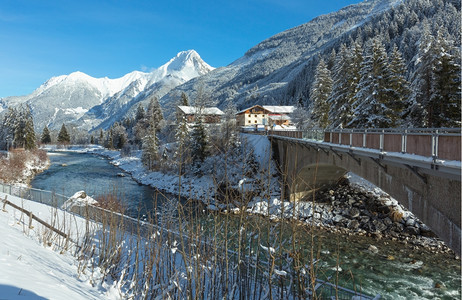 在莱赫河奥地利蒂罗尔的Haselgehr村冬季风景图片