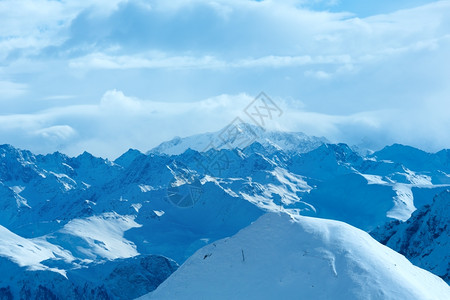 清晨冬日西尔弗雷塔阿尔卑斯山风景奥地利蒂罗尔SilvrettaseilbahnAGIschgl滑雪度假村图片