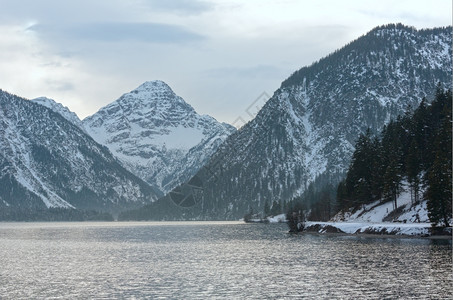 普朗西湖和山峰冬季风景奥地利提罗尔图片
