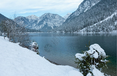 奥地利蒂罗尔湖冬季风景山区计划MontainPlanSee图片