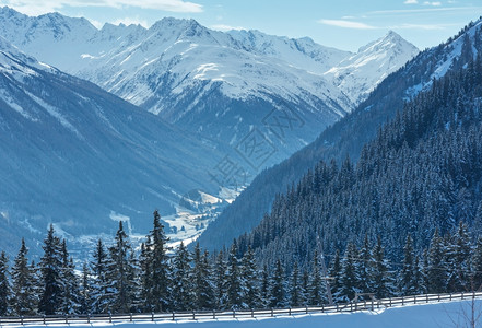 奥地利蒂罗兰山脉的卡普尔滑雪区高清图片