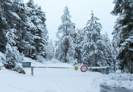 山口雪覆盖的障碍道路图片