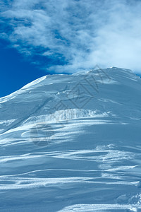 清晨冬雪山云图片