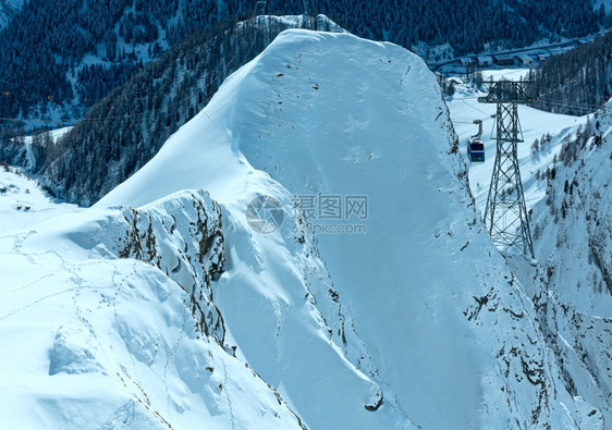冬季山两块岩石之间的滑雪升降机奥地利提罗尔州蒂图片