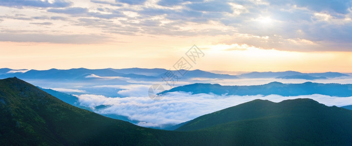 夏季多云的日出山区全景乌克兰喀尔巴阡山两针缝合图像图片