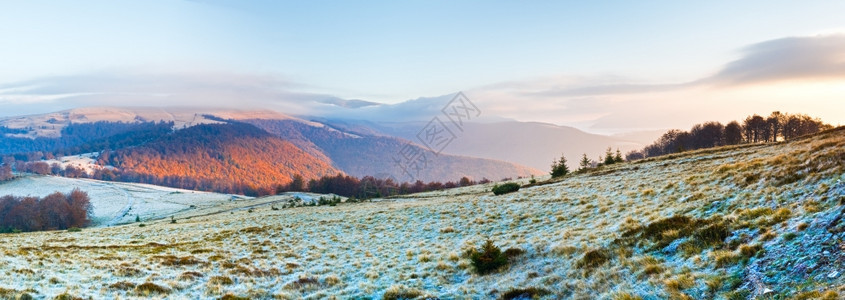 清晨秋雾山全景喀尔巴阡山乌克兰三针缝合图象图片
