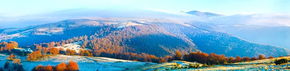 清晨秋雾山全景喀尔巴阡山乌克兰图片