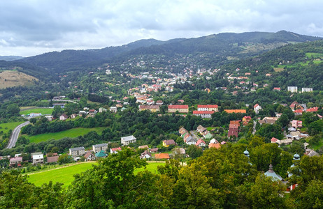 从Banskostiavnickakalvaria山俯瞰BanskaStiavnica镇斯洛伐克图片