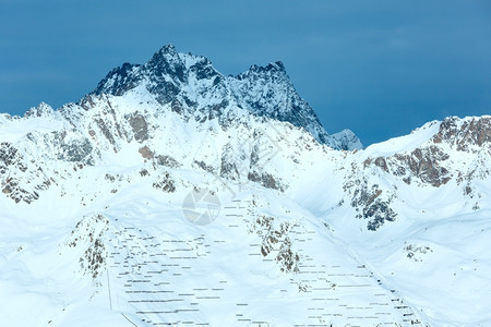 上午西尔夫雷塔阿卑斯山奥地利风景和栅栏防止山坡上滑雪图片