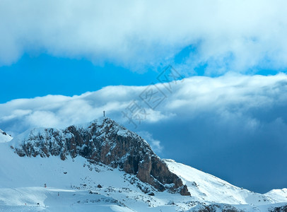 冬季山坡有滑雪轨在岩石顶上交叉奥地利图片