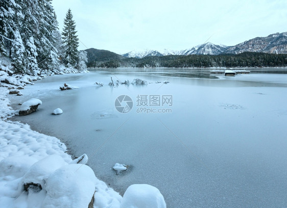 在德国巴伐利亚的伊布西湖冬季风景表面有薄冰层图片