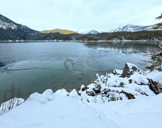 在德国巴伐利亚的伊布西湖冬季风景中地表和雪上漂浮着薄层的冰图片