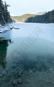 在德国巴伐利亚湖边的冬季风景表面有薄的冰层图片