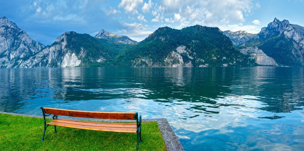 特劳西夏季湖附近的木凳特劳恩基琴奥地利图片