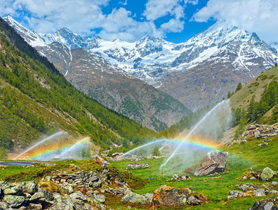 夏季阿尔卑斯山瑞士Zermatt附近灌溉用水插口中的彩虹图片