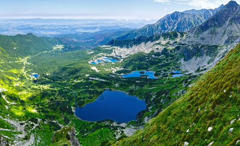 波兰塔特拉山夏季全景望向加西尼科瓦谷和一群冰川湖泊图片