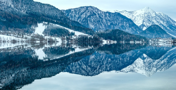 Alpine湖Grundlsee全景奥地利在水面上进行了惊人的图案反射图片