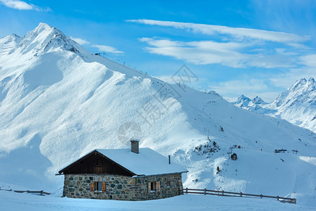 冬季山雪坡奥地利泰洛尔上的堆积屋和滑雪场所有人都无法辨认图片